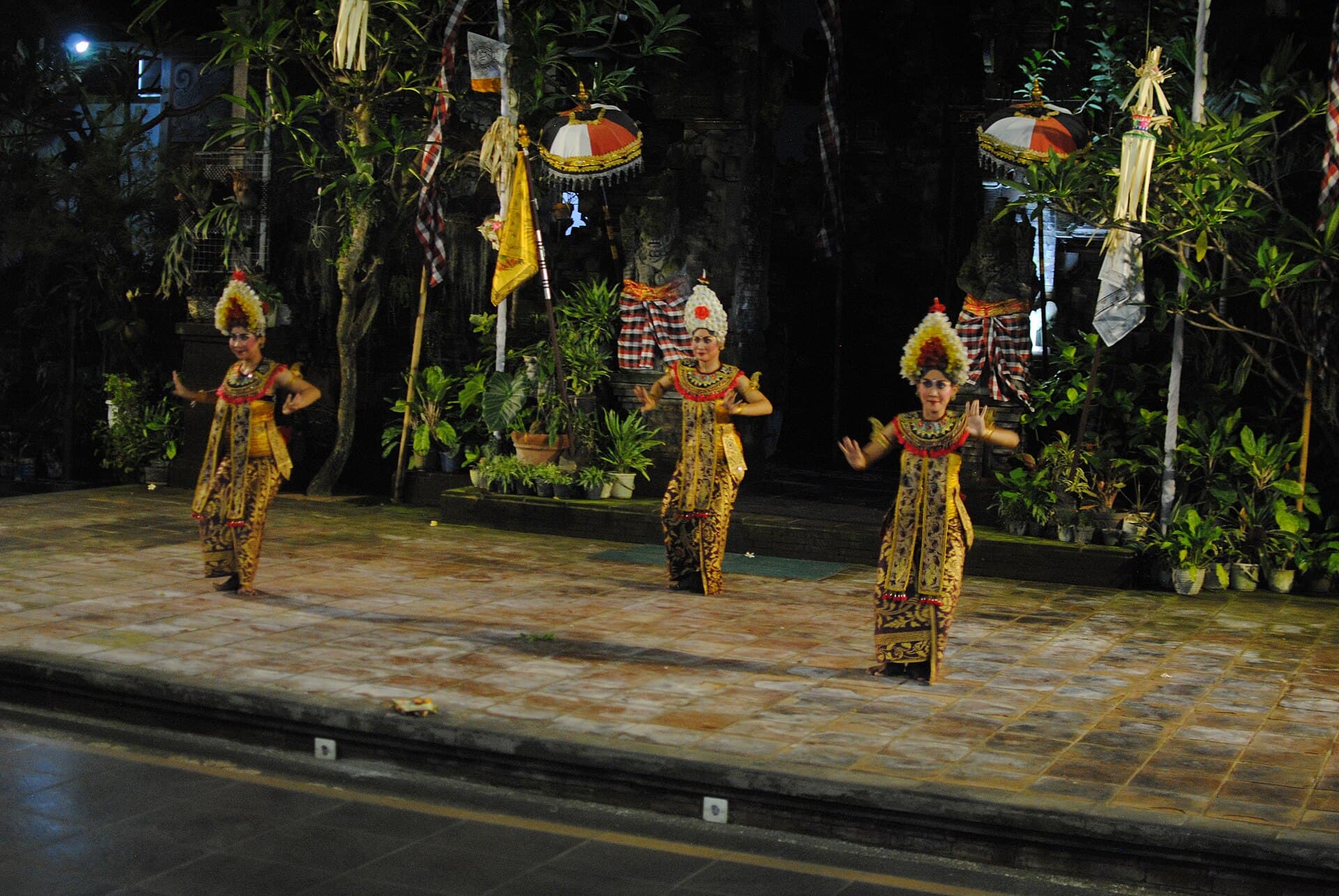 Legong-danseressen in gouden kostuums op een podium in Ubud