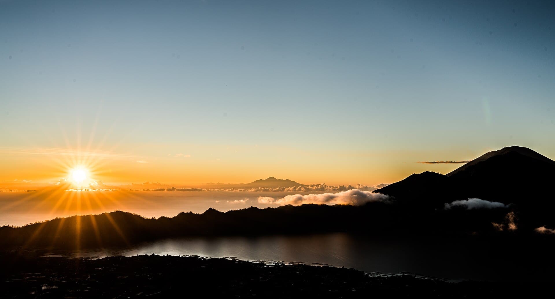 Zonsopgang boven het Batur-meer gezien vanaf de top van de Mount Batur