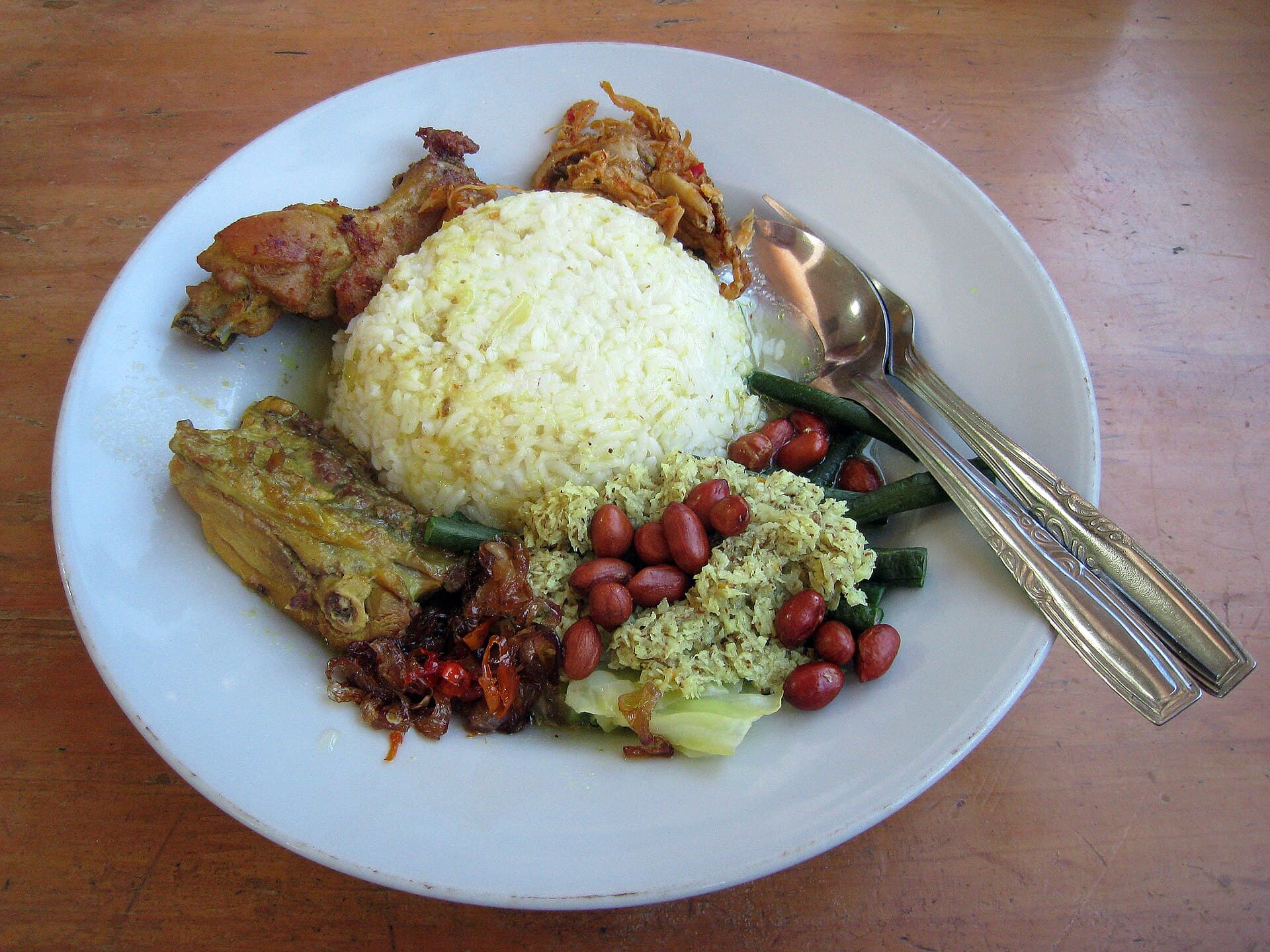 Bord nasi campur met kip, rijst en groenten
