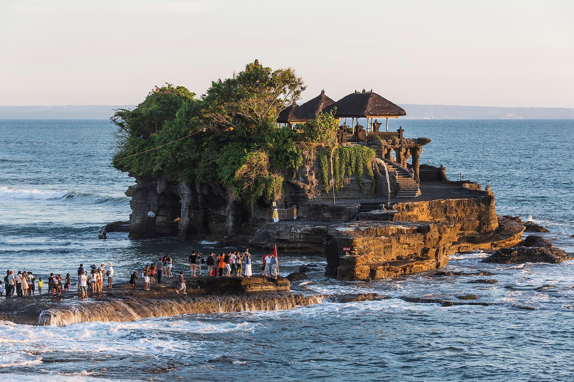 Zeetempel Tanah Lot op een rots in de branding
