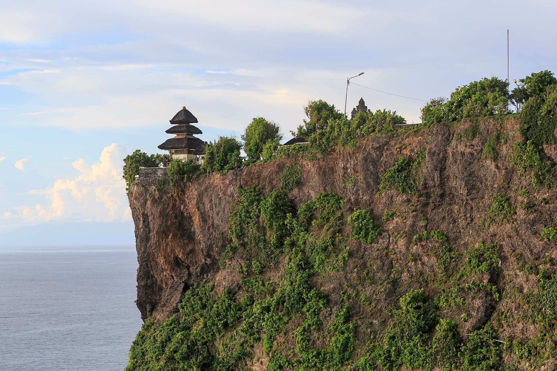 De Uluwatu-tempel op de rand van een hoge klif boven de Indische Oceaan