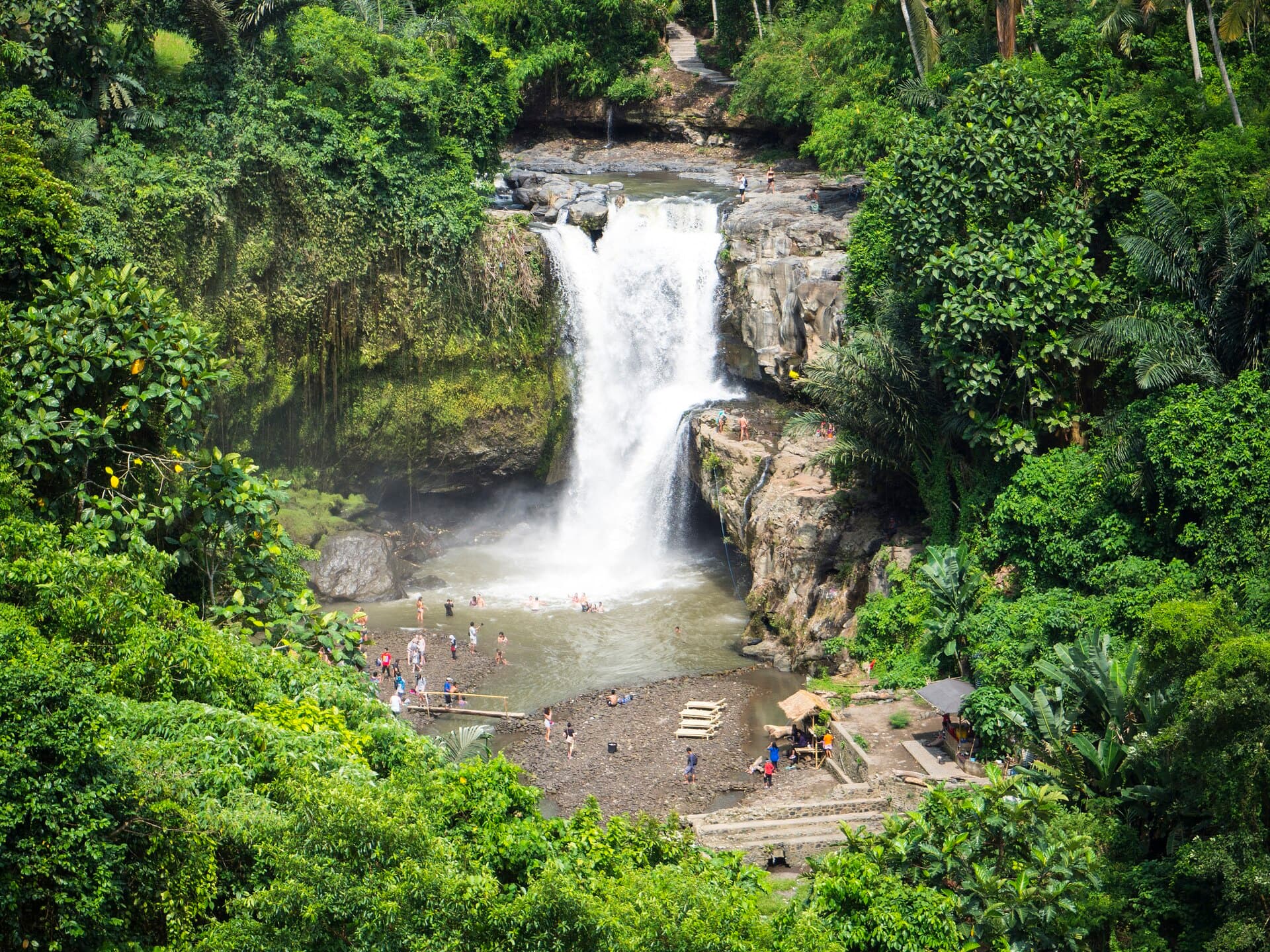De Tegenungan-waterval omringd door jungle